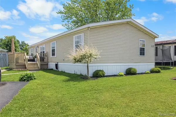 9298 Greentree Drive, Newport, MI 48166