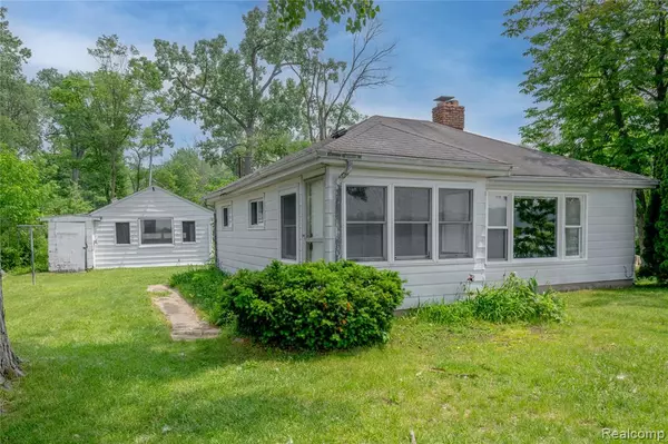 Fenton, MI 48430,16434 Sharon Drive