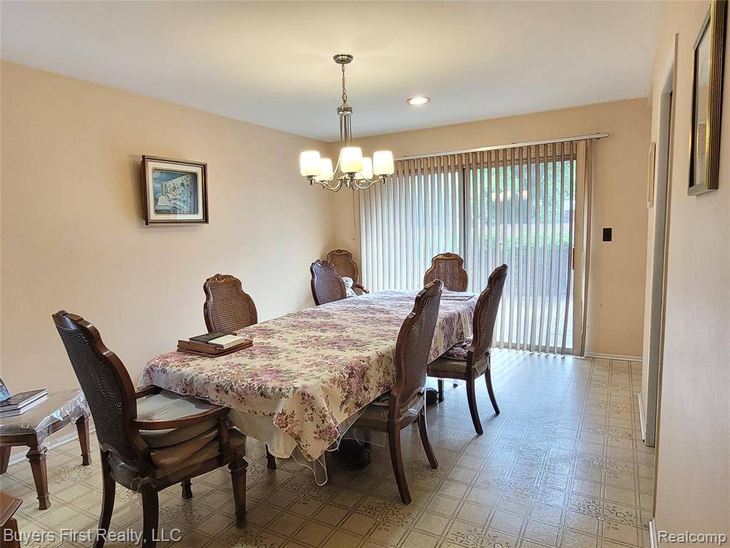 Oak Park, MI 48237,26001 Harding Square
