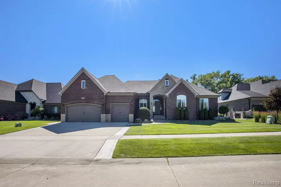 48913 Pinebrook Drive, Utica, MI 48315