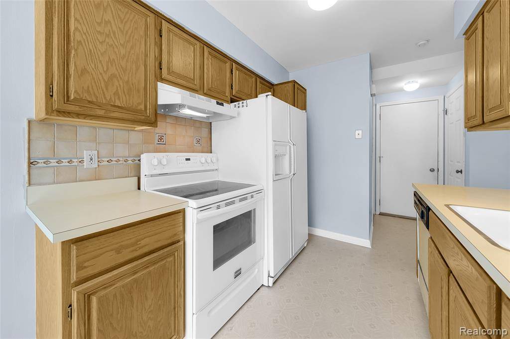 Waterford, MI 48327,7613 Woodview Drive