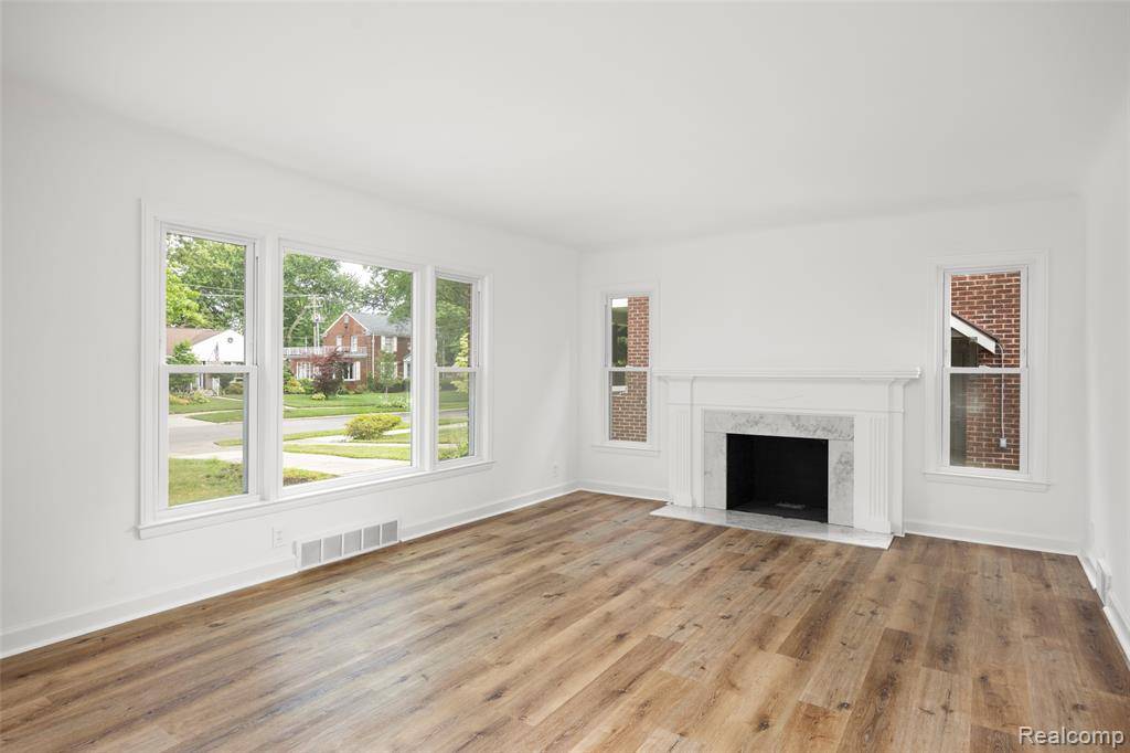 Grosse Pointe Park, MI 48230,807 Barrington Road