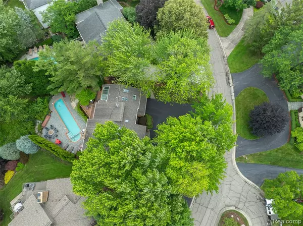 West Bloomfield, MI 48323,4683 Maura Lane