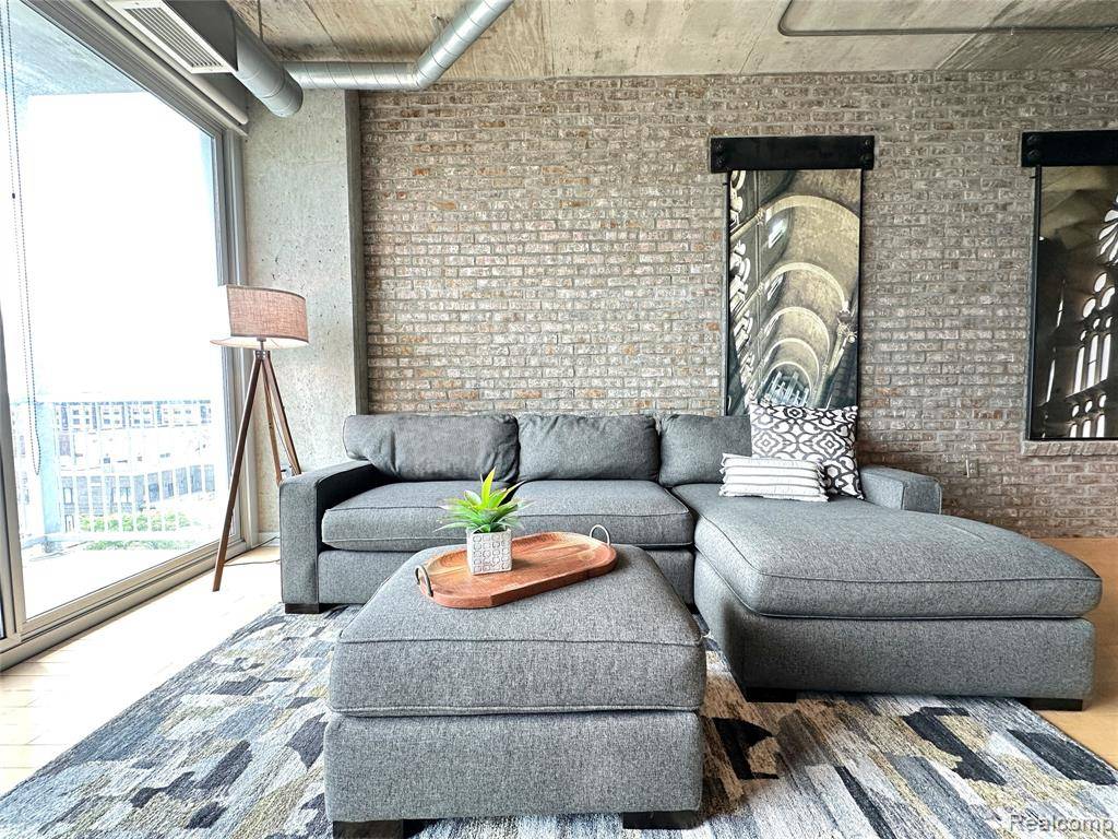 Royal Oak, MI 48067,100 W 5TH ST APT 610
