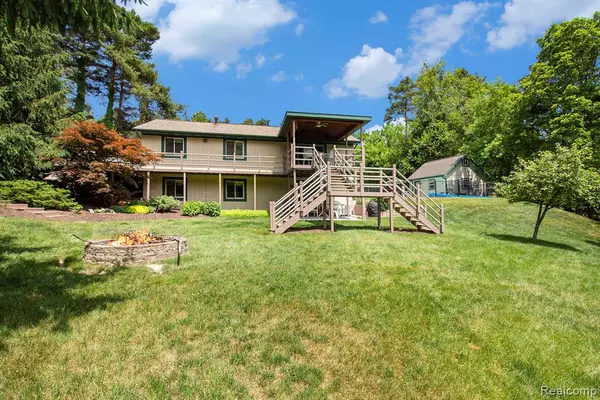 9084 Bennett Lake Road, Fenton, MI 48430