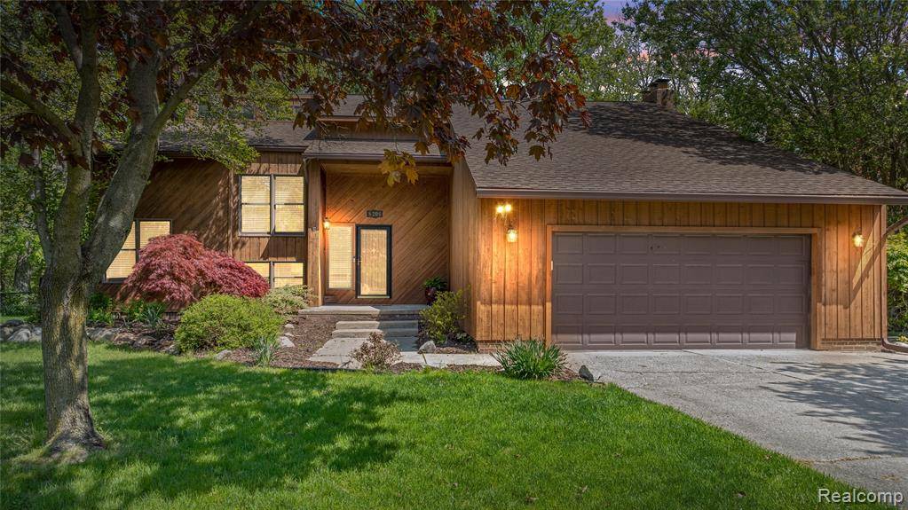 8206 Saint James Court, Grosse Ile, MI 48138