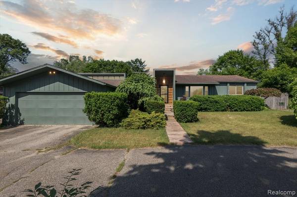 265 Airport Road, Waterford, MI 48329