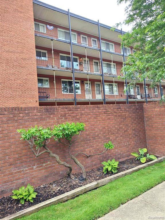 2820 Woodslee Drive, Royal Oak, MI 48073