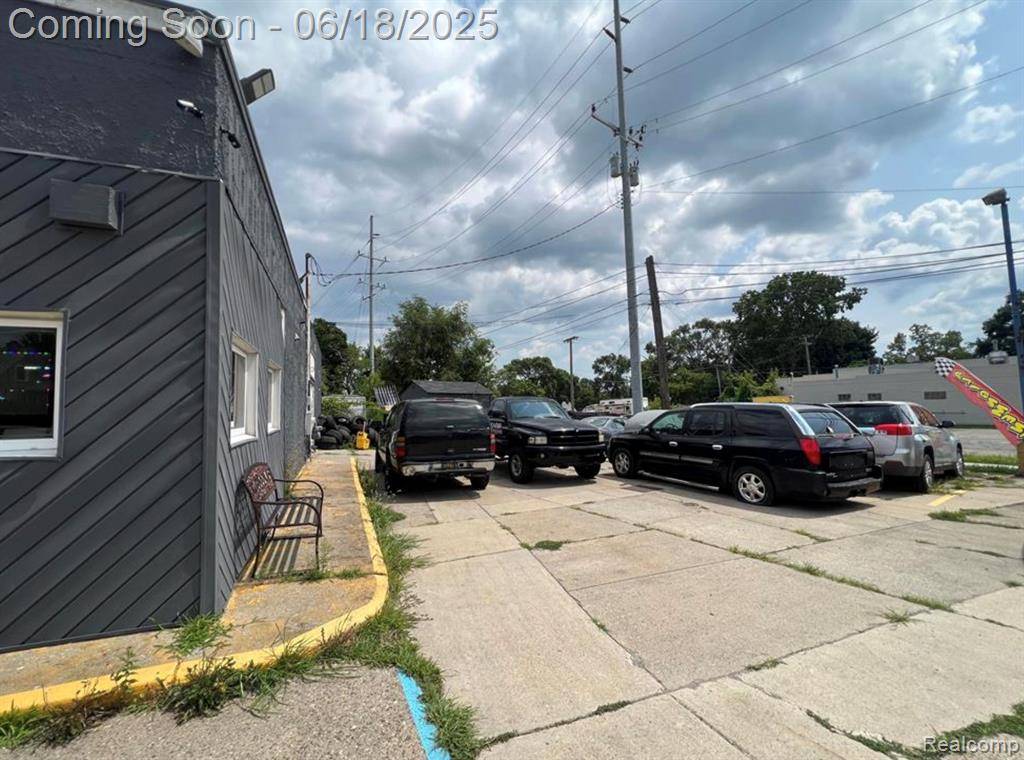 Clinton Twp, MI 48036,374 N Gratiot Avenue