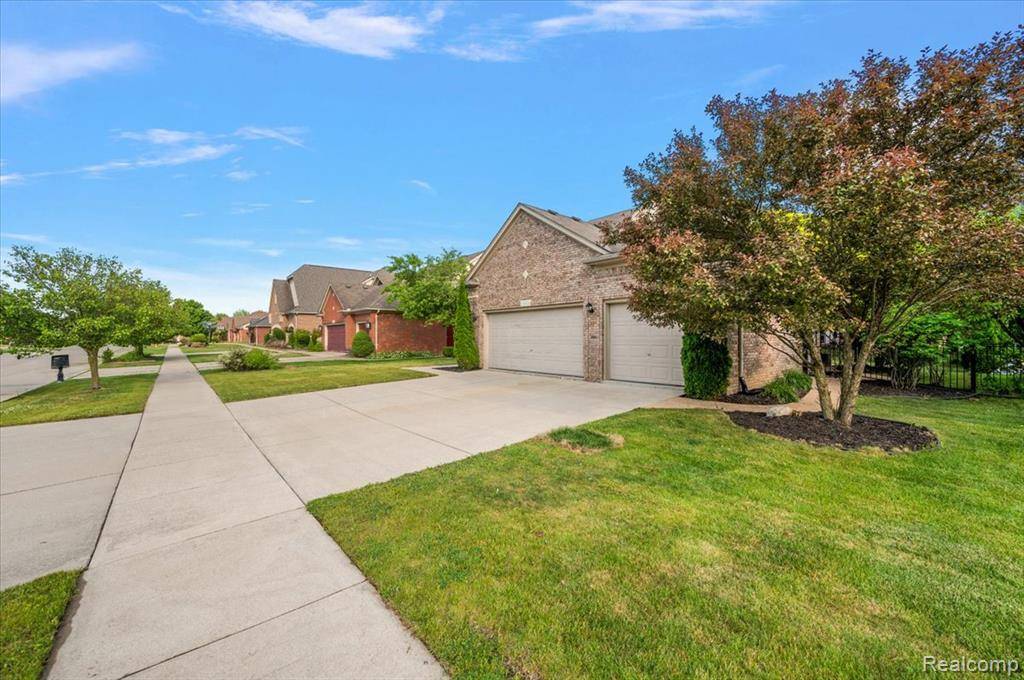 Macomb, MI 48044,18852 Newbridge Drive