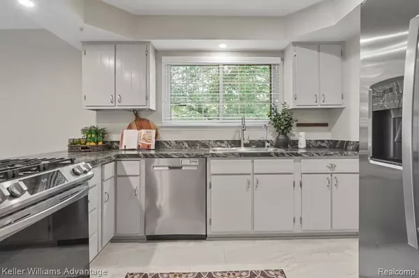 Wixom, MI 48393,1976 Roxbury Run