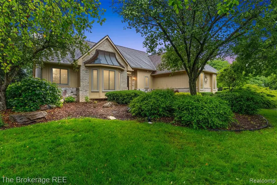 2048 Mayfair Drive, White Lake, MI 48383