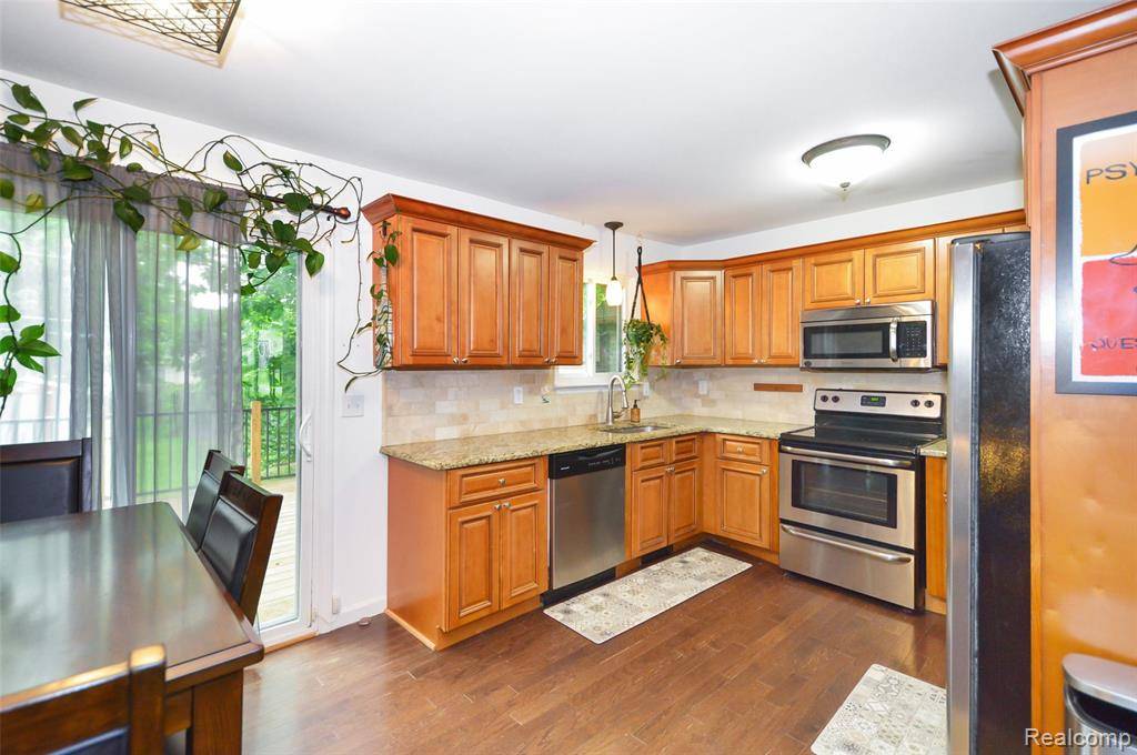 Waterford, MI 48328,3851 Mapleleaf Road