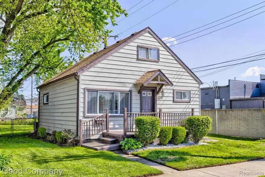 30 W KALAMA Avenue, Madison Heights, MI 48071