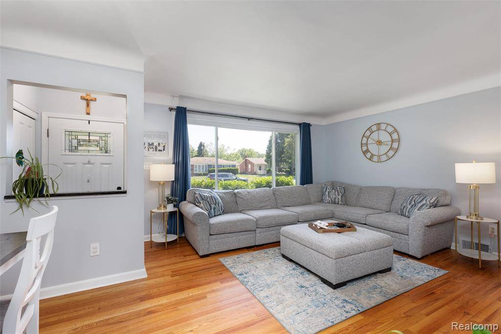 Livonia, MI 48150,35416 W Chicago Street