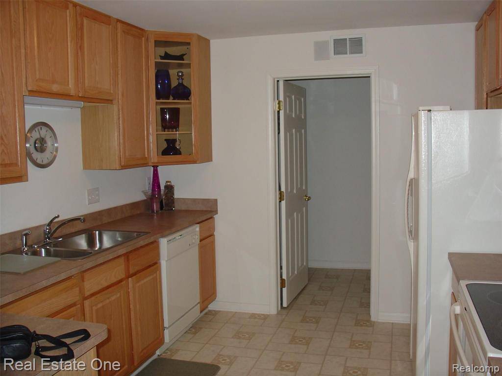 Waterford, MI 48328,700 AMBERLY DR UNIT B