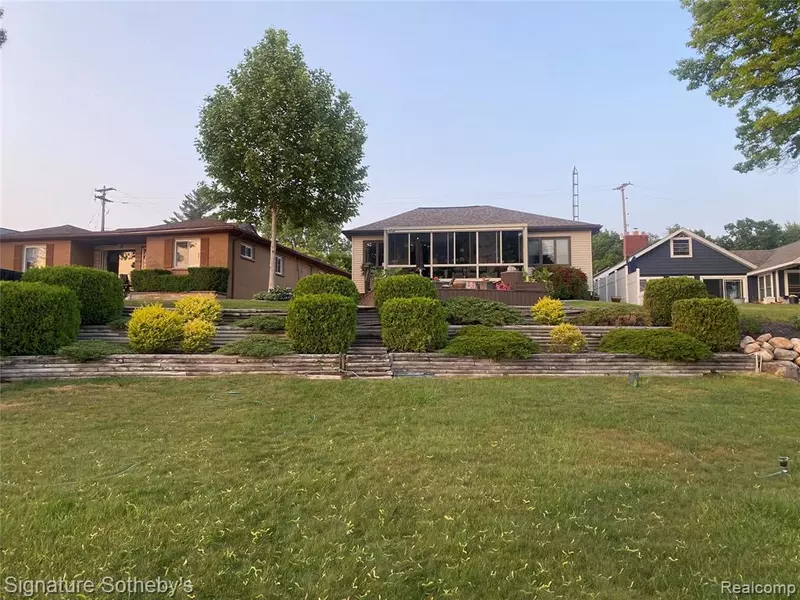 14272 Eastview Drive, Fenton, MI 48430