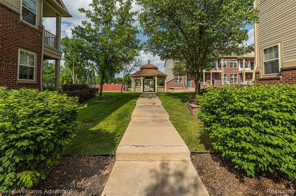 Walled Lake, MI 48390,438 Old Pine Way