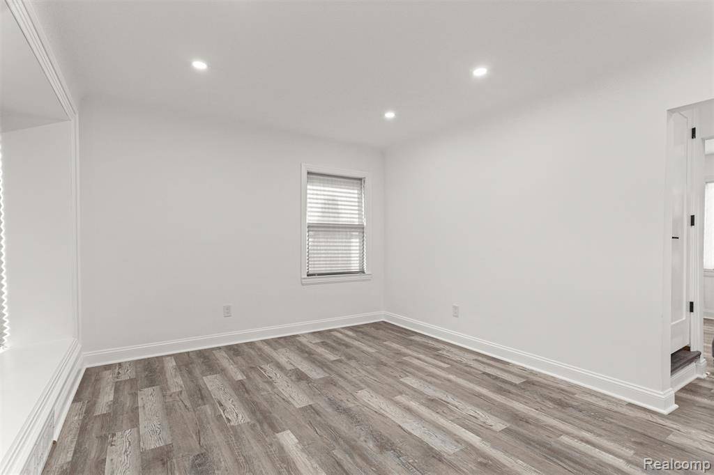 Dearborn Heights, MI 48125,25545 OAKLAND Drive