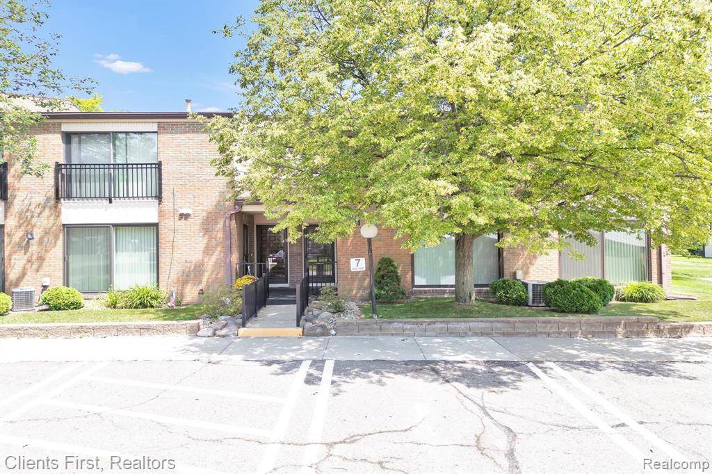 Livonia, MI 48152,18323 University Park Drive
