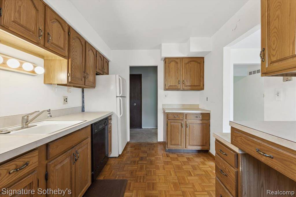 Farmington Hills, MI 48334,27671 W Echo Valley