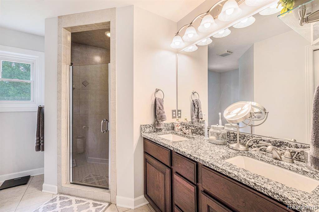 Fenton, MI 48430,2390 Torrey Grove Court