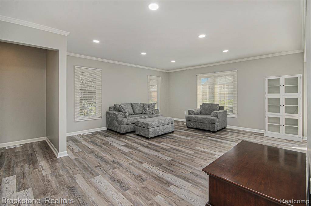 Clinton Twp, MI 48036,37470 Stonegate Circle