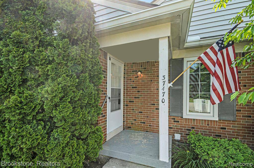 Clinton Twp, MI 48036,37470 Stonegate Circle