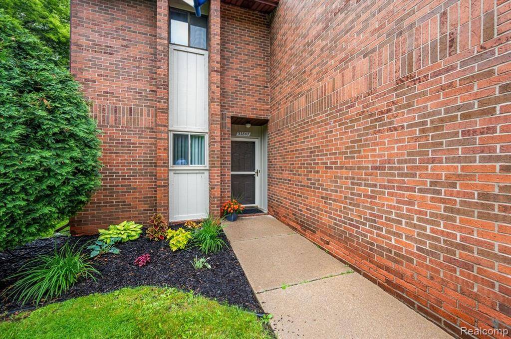 Livonia, MI 48152,33847 Pondview Circle