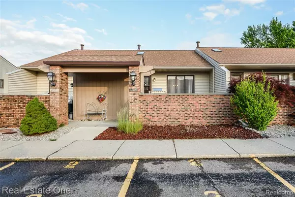 25110 Heritage Court, South Lyon, MI 48178