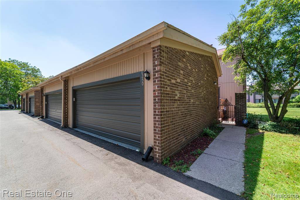 6250 Potomac Circle, West Bloomfield, MI