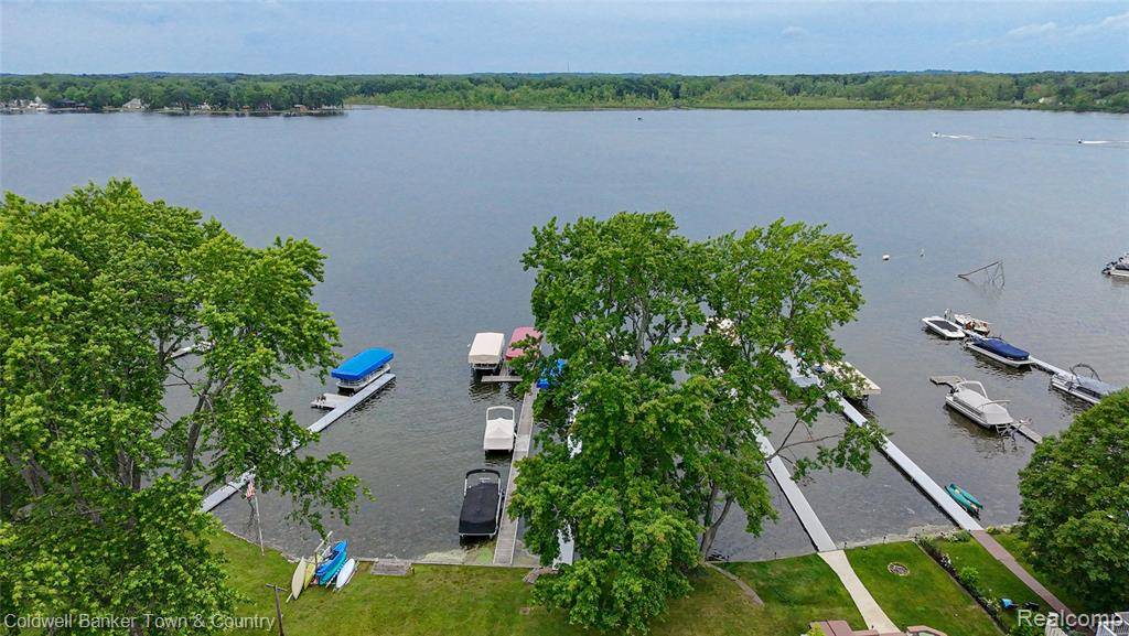 11729 Algonquin Drive, Pinckney, MI 48169