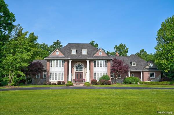 8356 Misty Meadows, Grand Blanc, MI 48439