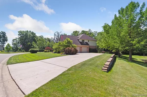 New Boston, MI 48164,23900 Foxhollow Run