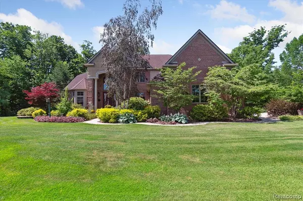 New Boston, MI 48164,23900 Foxhollow Run