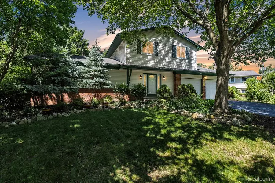 1840 Glen Iris Drive, Commerce Twp, MI 48382