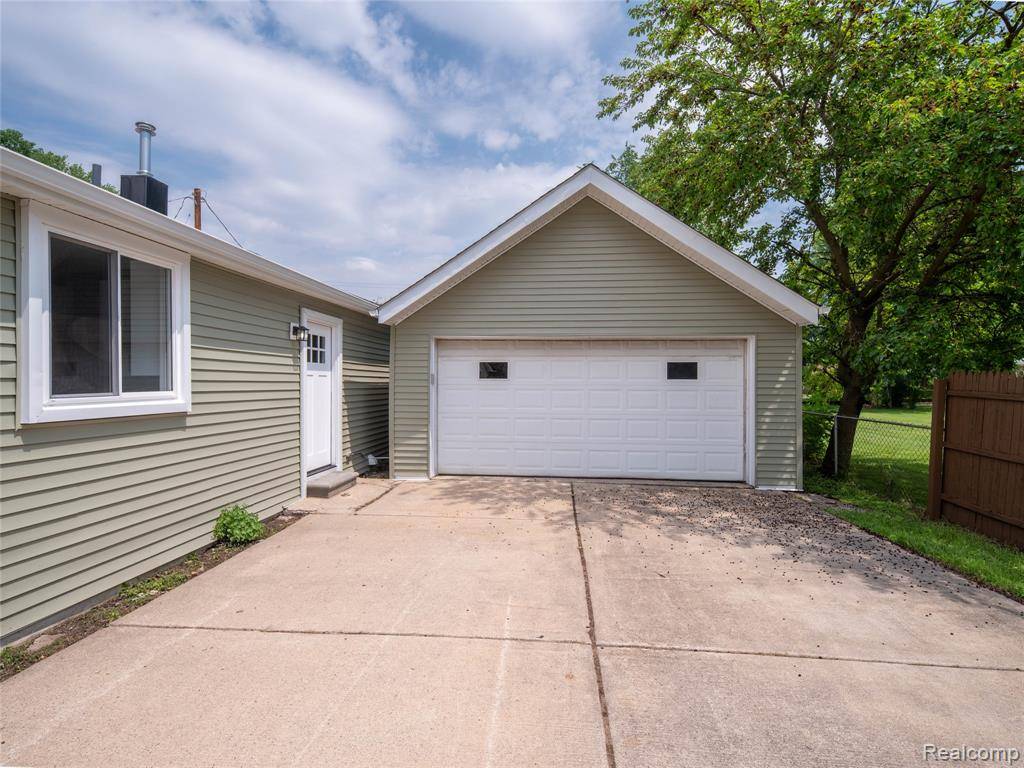 Macomb, MI 48080,21705 Maxine Street