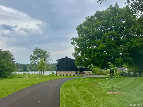 Lake Leelanau, MI 49653,521 S Lake Shore Drive