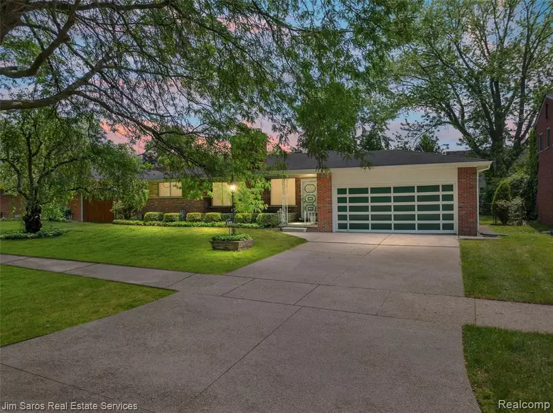 693 Anita Avenue, Grosse Pointe Woods, MI 48236