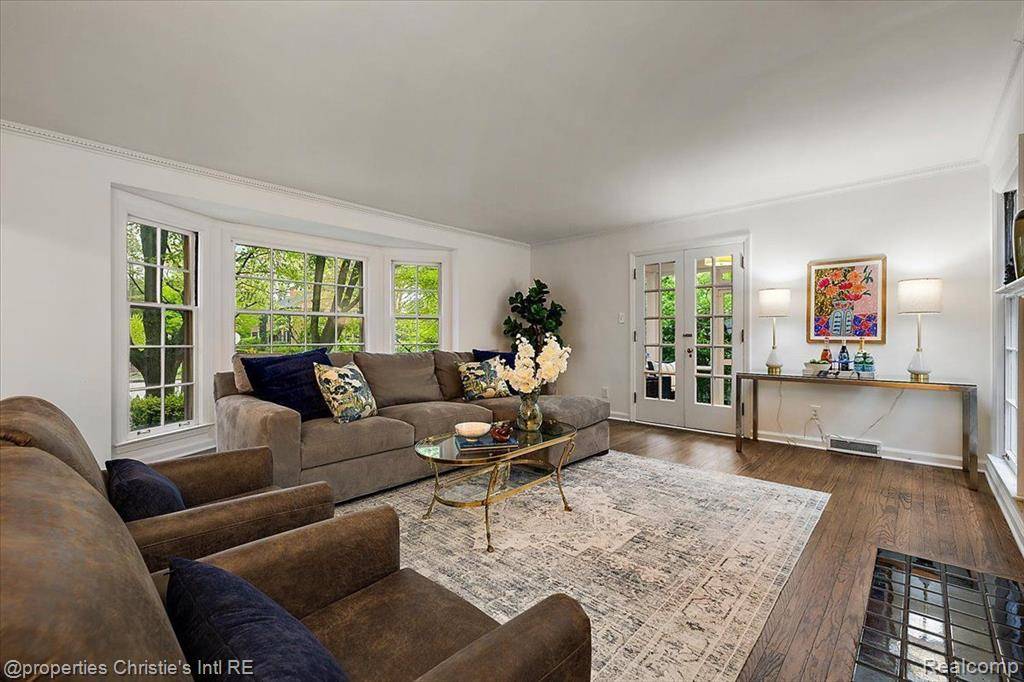 Grosse Pointe Farms, MI 48236,75 Grosse Pointe Blvd
