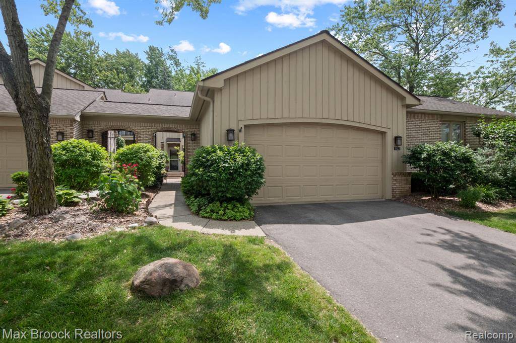 Bloomfield Hills, MI 48304,1122 Meadowglen Court