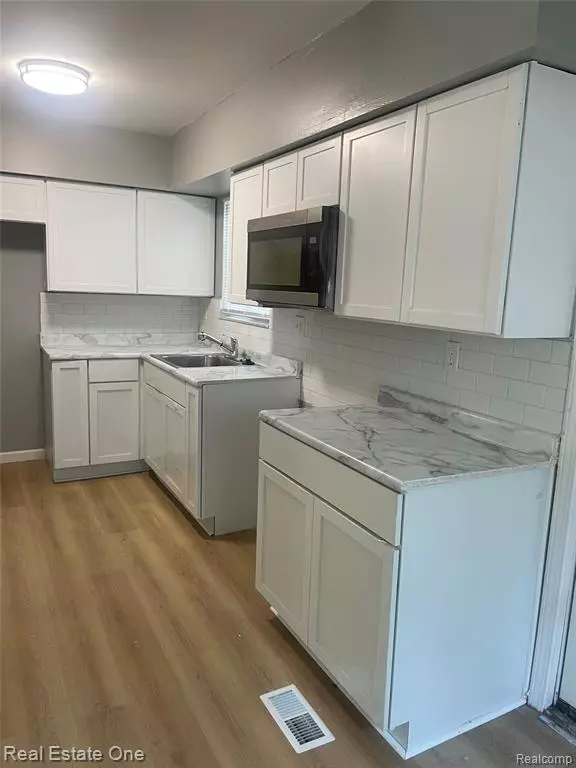 Southfield, MI 48076,28148 FAIRFAX Street