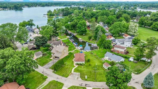 8320 Lagoon Street, Commerce Twp, MI 48382