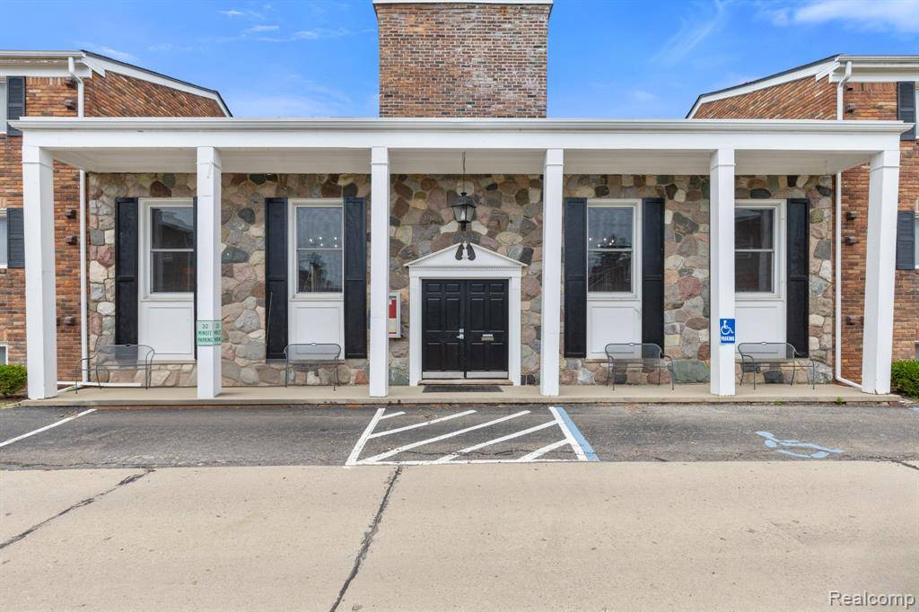 31831 Grand River Avenue, Farmington, MI 48336