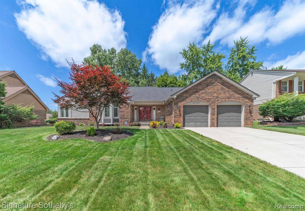 25759 Hunt Club Boulevard, Farmington, MI 48335