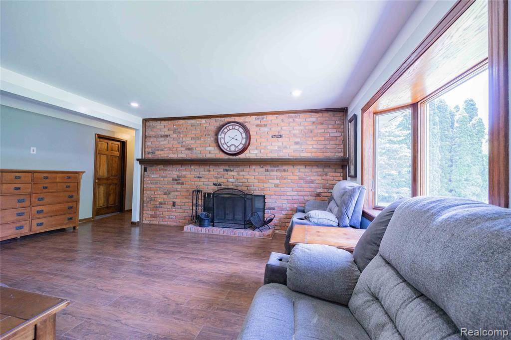 New Boston, MI 48164,21128 Middlebelt Road