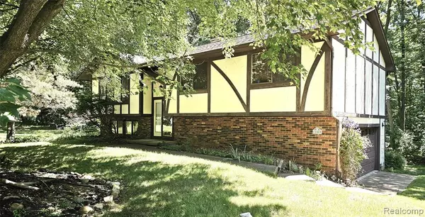 11589 Lombardy Court, Pinckney, MI 48169
