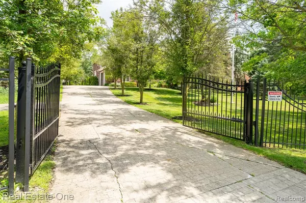 Troy, MI 48085,6120 EVANSWOOD Road