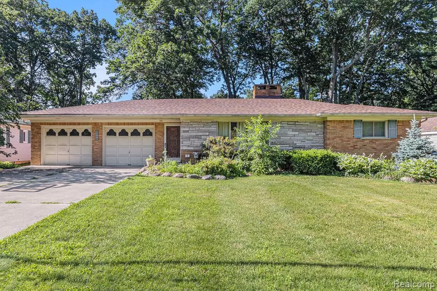 5559 Pleasant Drive, Waterford, MI 48329