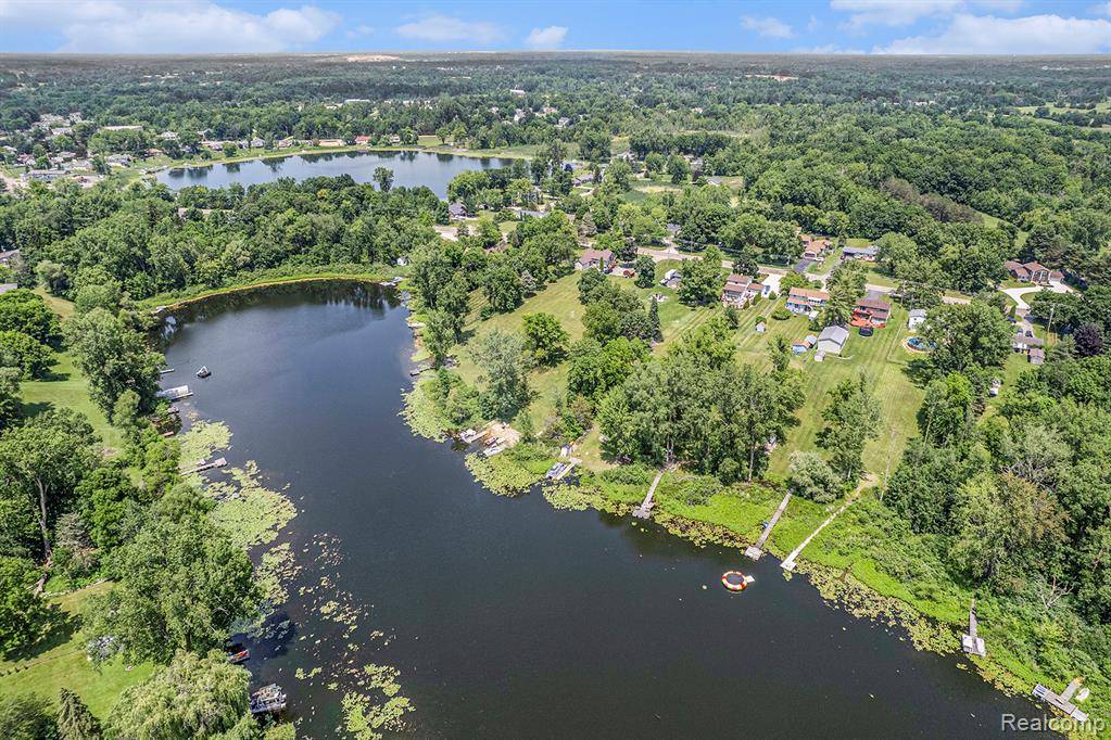 Fenton, MI 48430,2029 N Long Lake Road